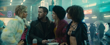 Krista Kosonen, Ryan Gosling, Mackenzie Davis, Elarica Johnson - Blade Runner 2049 - Van film