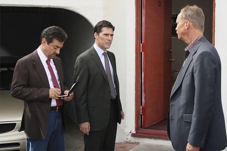 Joe Mantegna, Thomas Gibson, Michael O'Neill - Criminal Minds - About Face - Photos