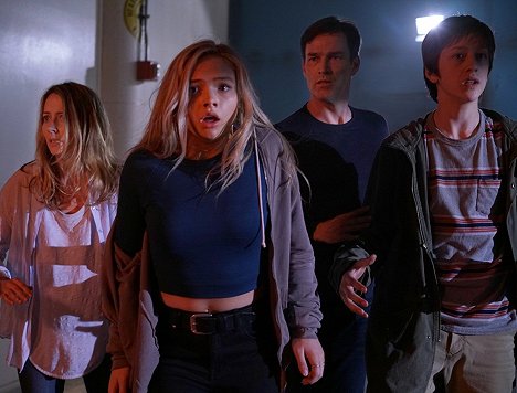 Amy Acker, Natalie Alyn Lind, Stephen Moyer, Percy Hynes White - The Gifted - eXponiert - Filmfotos