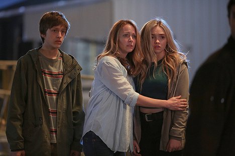 Percy Hynes White, Amy Acker, Natalie Alyn Lind - The Gifted - eXposed - Photos