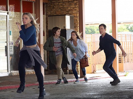 Natalie Alyn Lind, Percy Hynes White, Amy Acker, Stephen Moyer - The Gifted - eXposed - Photos