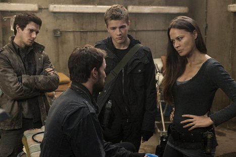 Drew Roy, Connor Jessup, Moon Bloodgood - Falling Skies - Hunger Pains - Z filmu