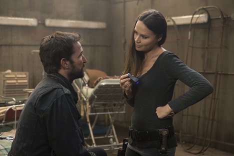 Noah Wyle, Moon Bloodgood - Falling Skies - Hunger Pains - Van film