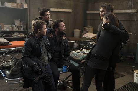 Maxim Knight, Drew Roy, Noah Wyle, Connor Jessup - Falling Skies - Hunger Pains - Photos