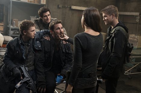 Maxim Knight, Drew Roy, Noah Wyle, Connor Jessup - Falling Skies - Hunger Pains - Z filmu