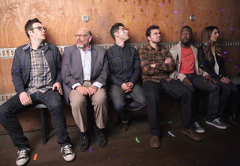 Nelson Franklin, Fred Melamed, Max Greenfield, Jake Johnson, Lamorne Morris, Nasim Pedrad - New Girl - A Chill Day In - Photos
