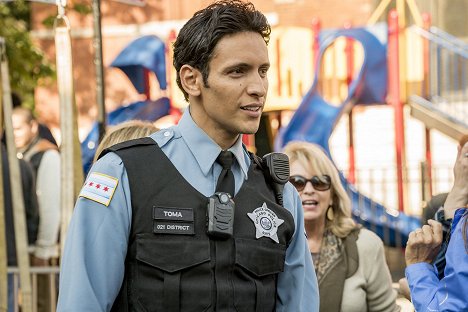 Ben Youcef - Chicago P.D. - The Thing About Heroes - Van film