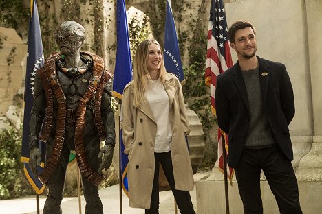 Sarah Carter, Drew Roy - Falling Skies - Wiedergeboren - Filmfotos