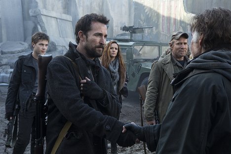 Connor Jessup, Noah Wyle, Catalina Sandino Moreno, Will Patton - Falling Skies - Reborn - Kuvat elokuvasta