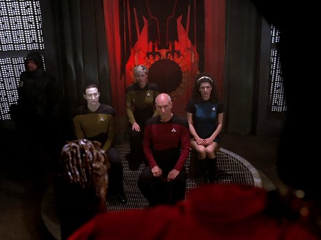 Brent Spiner, Denise Crosby, Patrick Stewart, Marina Sirtis - Star Trek: Nová generace - Střetnutí na Farpointu - Z filmu