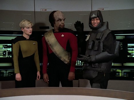 Denise Crosby, Michael Dorn, John de Lancie - Star Trek: Nová generace - Střetnutí na Farpointu - Z filmu