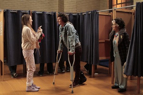 Eden Sher, Charlie McDermott, Jeanette Miller - The Middle - Halloween III: The Driving - Photos