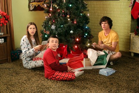 Eden Sher, Atticus Shaffer, Charlie McDermott - Taká obyčajná rodinka - Christmas Help - Z filmu