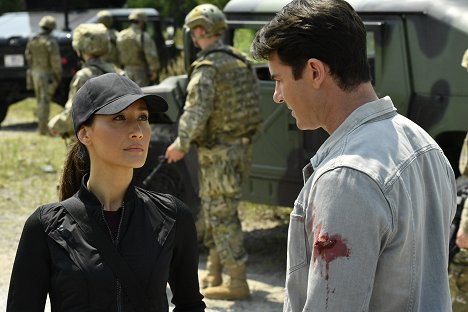 Maggie Q, Ben Lawson - Designated Survivor - Sting of the Tail - Van film