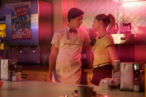 Cole Sprouse, Lili Reinhart - Riverdale - Kapitel fünfzehn: "Nachteulen" - Filmfotos