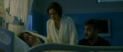 Sajal Ali, Sridevi, Adnan Siddiqui - Mom - Van film