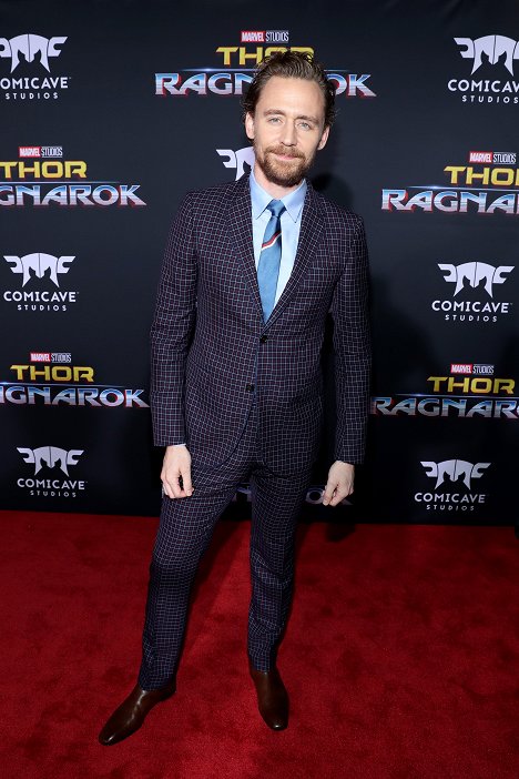 The World Premiere of Marvel Studios' "Thor: Ragnarok" at the El Capitan Theatre on October 10, 2017 in Hollywood, California - Tom Hiddleston - Thor: Ragnarok - Z akcií