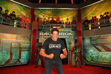 The World Premiere of Marvel Studios' "Thor: Ragnarok" at the El Capitan Theatre on October 10, 2017 in Hollywood, California - Lou Ferrigno - Thor: Ragnarok - Z akcí