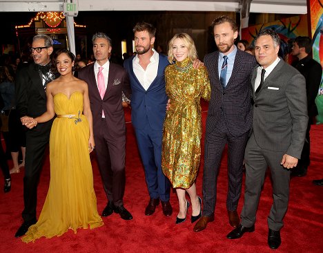 The World Premiere of Marvel Studios' "Thor: Ragnarok" at the El Capitan Theatre on October 10, 2017 in Hollywood, California - Jeff Goldblum, Tessa Thompson, Taika Waititi, Chris Hemsworth, Cate Blanchett, Tom Hiddleston, Mark Ruffalo - Thor: Ragnarök - Tapahtumista