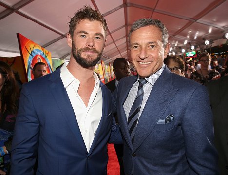 The World Premiere of Marvel Studios' "Thor: Ragnarok" at the El Capitan Theatre on October 10, 2017 in Hollywood, California - Chris Hemsworth, Robert A. Iger - Thor: Ragnarok - Z akcií