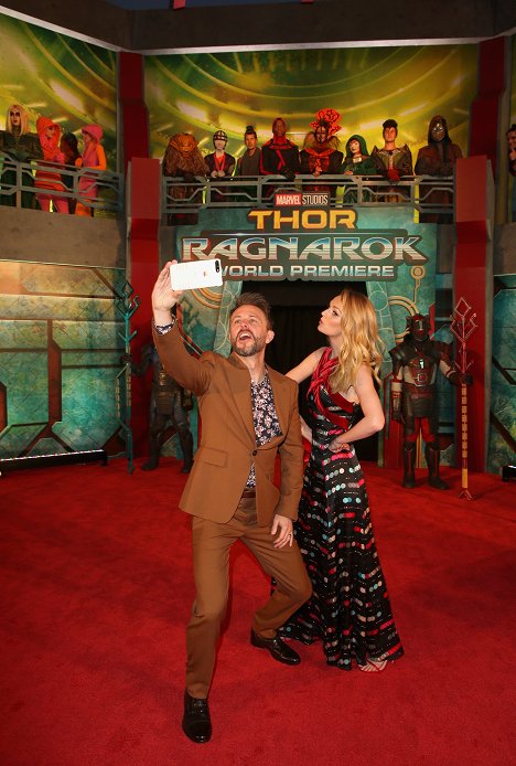 The World Premiere of Marvel Studios' "Thor: Ragnarok" at the El Capitan Theatre on October 10, 2017 in Hollywood, California - Chris Hardwick, Lydia Hearst - Thor: Ragnarok - Z akcí