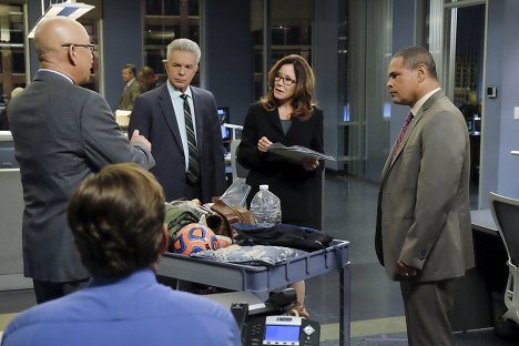 Michael Paul Chan, Tony Denison, Mary McDonnell, Raymond Cruz - Major Crimes - Verblendet (1) - Filmfotos