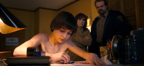 Noah Schnapp, Winona Ryder, David Harbour - Stranger Things - Chapter Four: Will the Wise - Photos