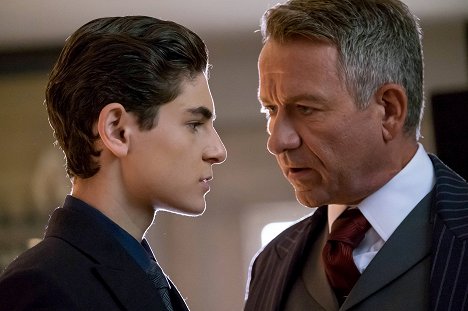 David Mazouz, Sean Pertwee - Gotham - Démonova hlava - Z filmu