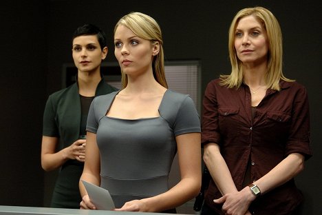 Morena Baccarin, Laura Vandervoort, Elizabeth Mitchell - V - Season 1 - Van film