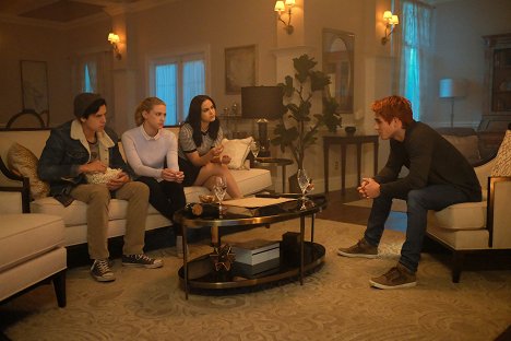 Cole Sprouse, Lili Reinhart, Camila Mendes, K.J. Apa - Riverdale - Chapter Sixteen: The Watcher in the Woods - Photos