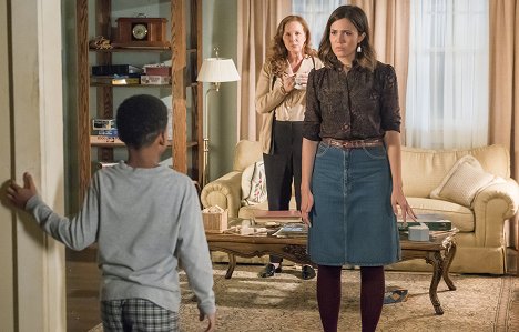 Elizabeth Perkins, Mandy Moore - This Is Us - Still There - Photos