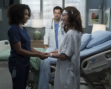 Kelly McCreary, Giacomo Gianniotti, Caterina Scorsone - Grey's Anatomy - Ain't That a Kick in the Head - Van film