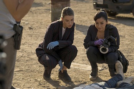 Lauren German, Aimee Garcia - Lucifer - The One with the Baby Carrot - Photos