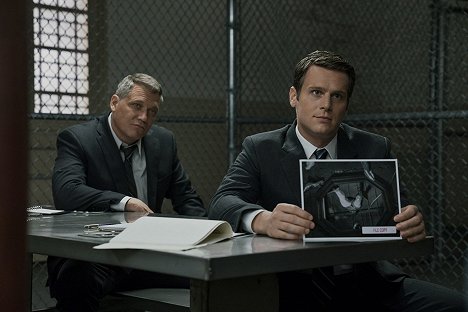 Holt McCallany, Jonathan Groff - Mindhunter - Ortswechsel - Filmfotos