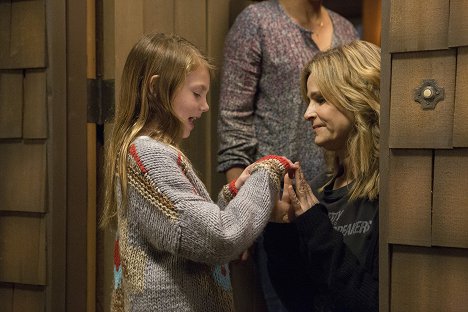 Abigail Pniowsky, Kyra Sedgwick - Ten Days in the Valley - Day 1: Fade In - Z filmu