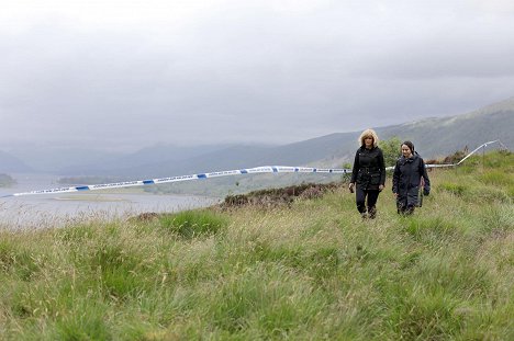 Siobhan Finneran, Laura Fraser - The Loch - Episode 1 - De la película