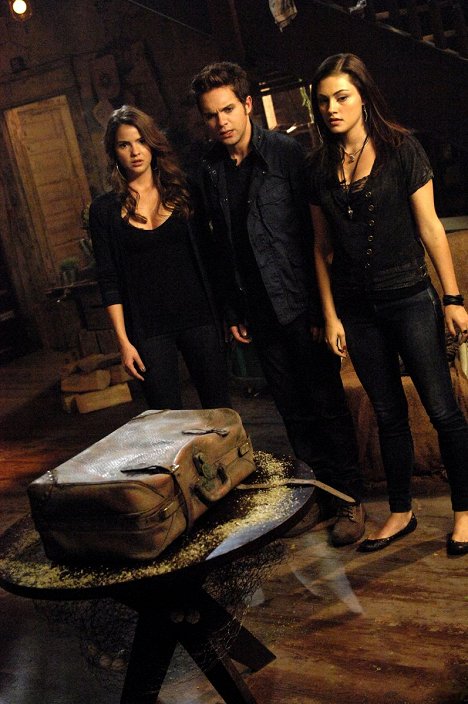 Shelley Hennig, Thomas Dekker, Phoebe Tonkin - The Secret Circle - Film