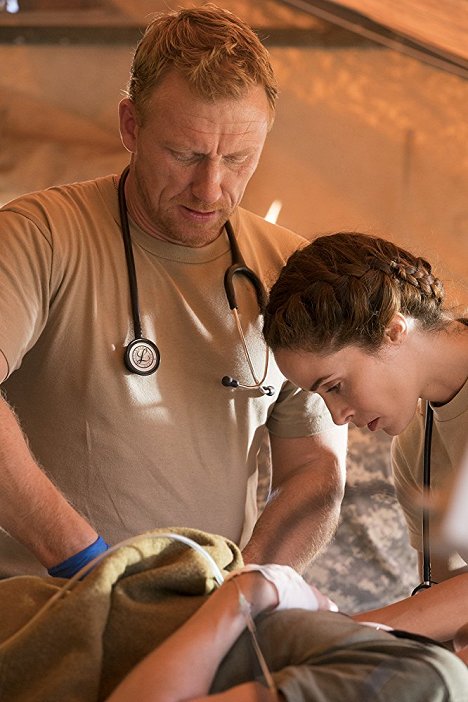 Kevin McKidd, Abigail Spencer - Grey's Anatomy - Danger Zone - Photos
