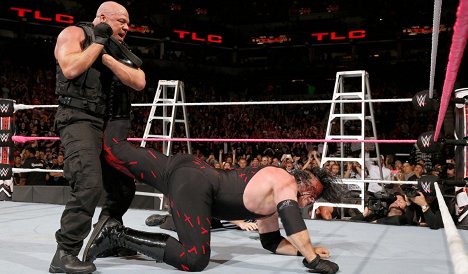 Kurt Angle, Glenn Jacobs - WWE TLC: Tables, Ladders & Chairs - Filmfotos