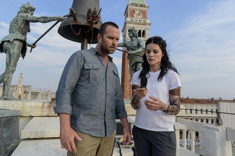 Sullivan Stapleton, Jaimie Alexander - Blindspot - Back to the Grind - Photos