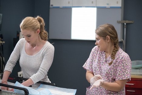 Betty Gilpin, Merritt Wever - Sestřička Jackie - Všechno nejlepší k po***** narozeninám - Z filmu