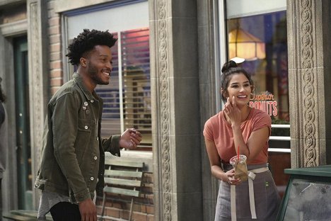 Jermaine Fowler, Diane Guerrero - Superior Donuts - What the Truck? - Filmfotos