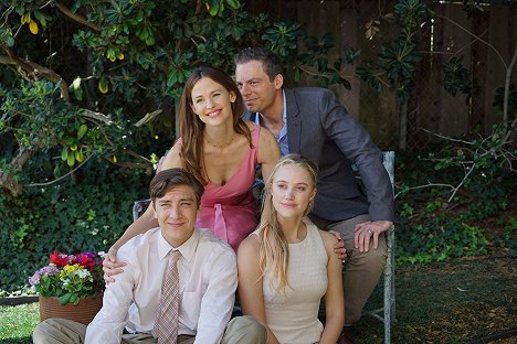 Cody Fern, Jennifer Garner, Justin Kirk, Maika Monroe - Rajský život v Palos Verdes - Z filmu