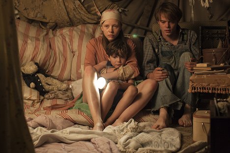 Mia Goth, Charlie Heaton - The Secret of Marrowbone - Photos