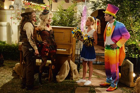 Steve Zahn, Andrea Anders, Julie Bowen, Ty Burrell - Modern Family - Halloween 3: AwesomeLand - Photos