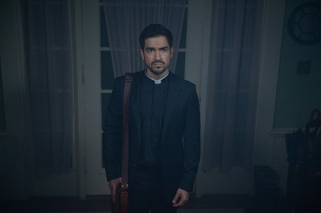 Alfonso Herrera - Exorcista - Tam, nebýt milosti Boží, kráčím já - Z filmu