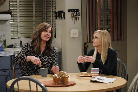 Allison Janney, Anna Faris - Mom - Pure Evil and a Free Piece of Cheesecake - Photos