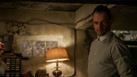 Jonny Lee Miller - Elementary - When Your Number's Up - Photos