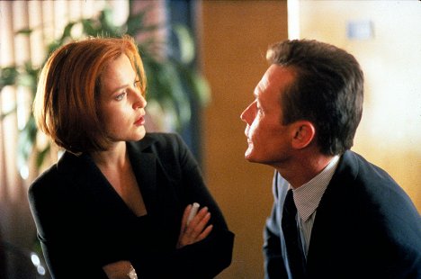 Gillian Anderson, Robert Patrick - The X-Files - Invocation - Photos