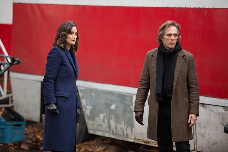 Carrie-Anne Moss, William Fichtner - Crossing Lines - Freedom - Photos